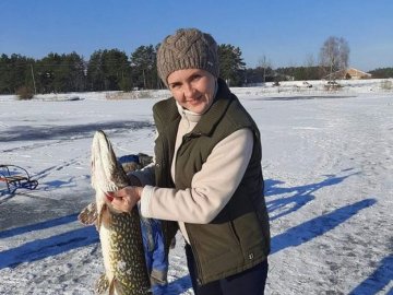 Зимова риболовля: волинянин на озері спіймав велику щуку