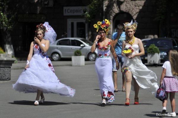 Парад наречених у Луцьку. ФОТО