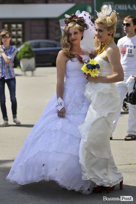 Парад наречених у Луцьку. ФОТО