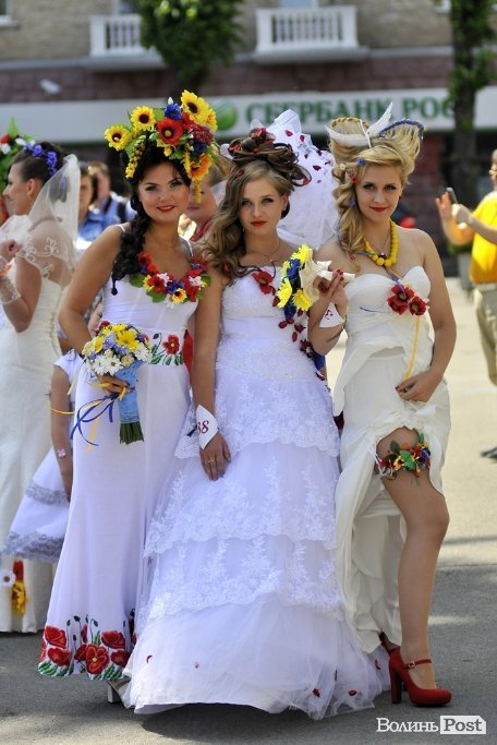 Парад наречених у Луцьку. ФОТО