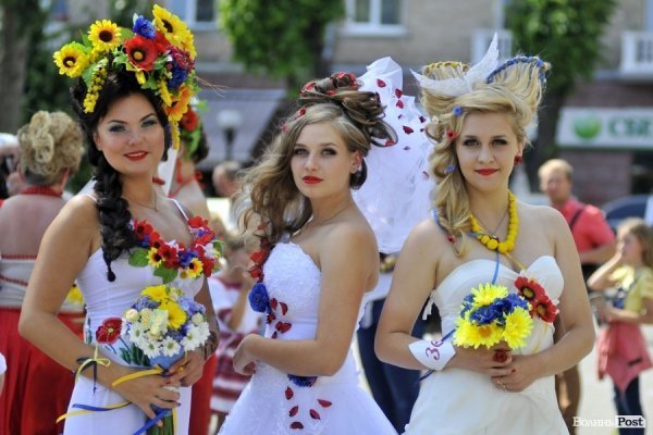 Парад наречених у Луцьку. ФОТО
