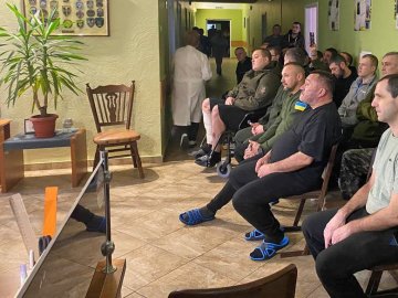 У медзакладі Луцька для поранених бійців влаштували концерт різдвяної музики