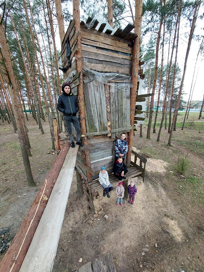 Місцеві діти в Копищі власноруч спорудили 3-поверховий будиночок на дереві – їхнє улюблене місце для ігор