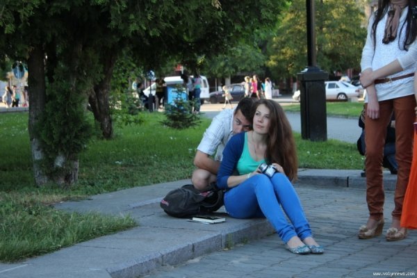 У центрі Луцька біля фонтану читали вірші. ФОТО. ВІДЕО