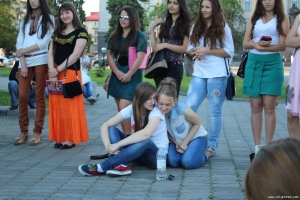 У центрі Луцька біля фонтану читали вірші. ФОТО. ВІДЕО