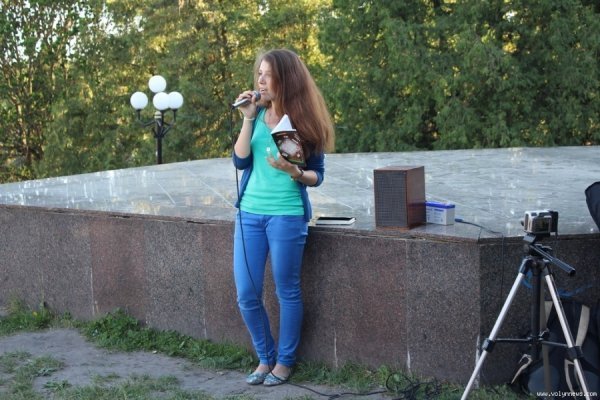 У центрі Луцька біля фонтану читали вірші. ФОТО. ВІДЕО