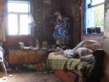 Антисанітарія та п'яні чоловіки: четверо дітей живуть в жахливих умовах на Рівненщині. ВІДЕО