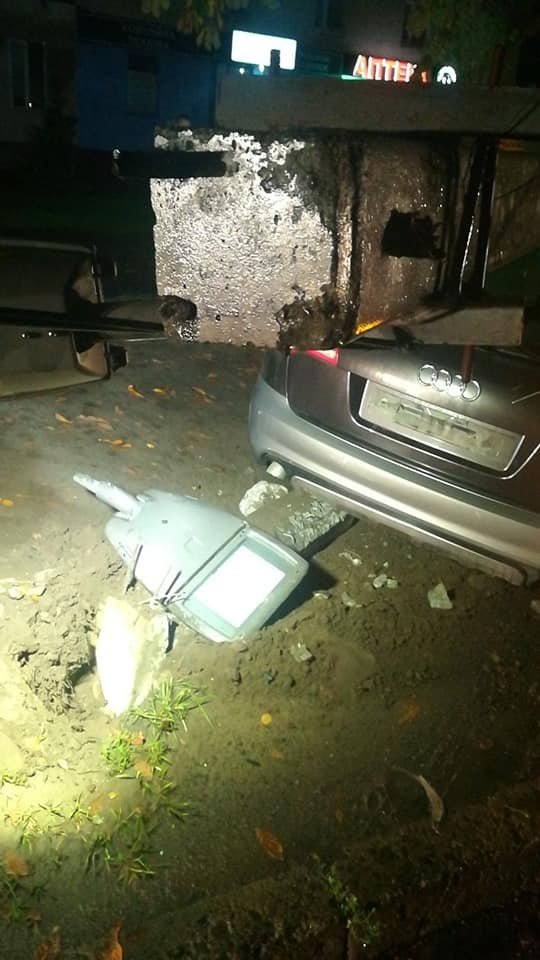 У Луцьку п'яний водій зніс електроопору і врізався в зупинку, – соцмережі 