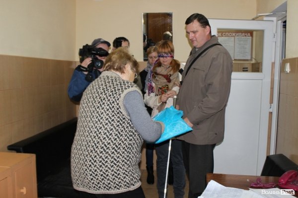 У Луцьку «на ділі» показали, як живеться незрячим. ФОТО