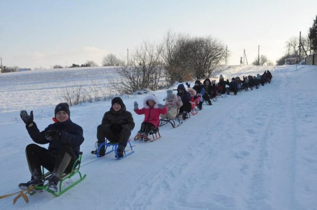 У селі на Волині створили «потяг» із санчат. ФОТО