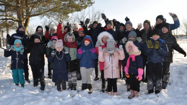У селі на Волині створили «потяг» із санчат. ФОТО