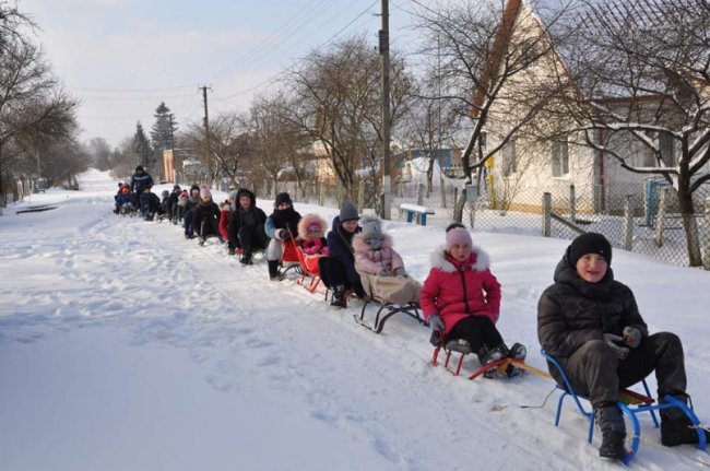У селі на Волині створили «потяг» із санчат. ФОТО