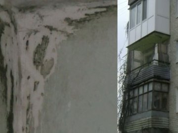 У Луцьку в п'ятиповерхівці протікає дах. ВІДЕО