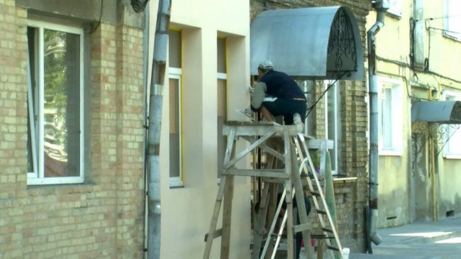 В історичній частині Луцька утеплюють будинок. ВІДЕО