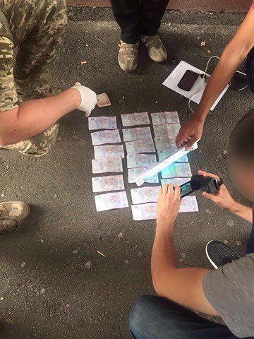 На хабарі затримали працівника Луцького прикордонного загону