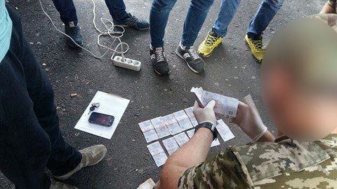 На хабарі затримали працівника Луцького прикордонного загону