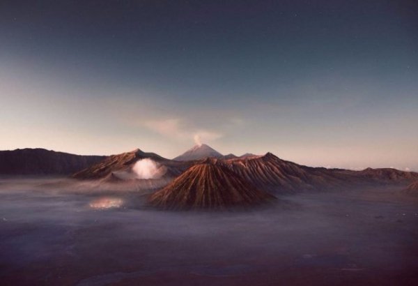 Вулкан в Індонезії вибухнув електрично-голубою лавою. ФОТО