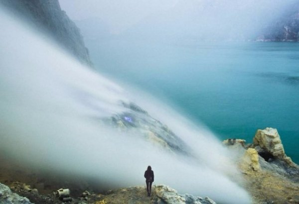 Вулкан в Індонезії вибухнув електрично-голубою лавою. ФОТО