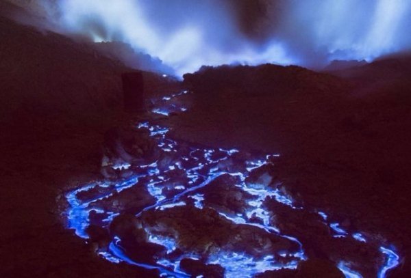 Вулкан в Індонезії вибухнув електрично-голубою лавою. ФОТО
