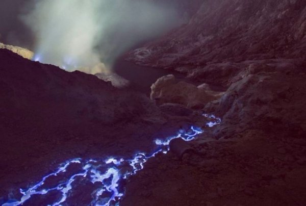 Вулкан в Індонезії вибухнув електрично-голубою лавою. ФОТО