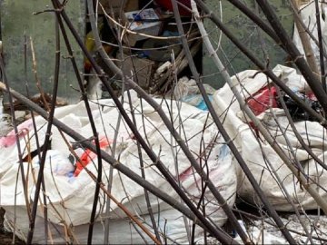 Шприци, маски, тести: у селі на Сумщині влаштували звалище коронавірусних відходів. ВІДЕО