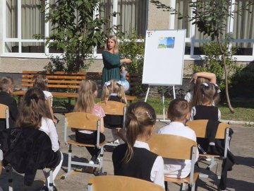 Показали, як у луцьких школах проходять уроки просто неба. ВІДЕО