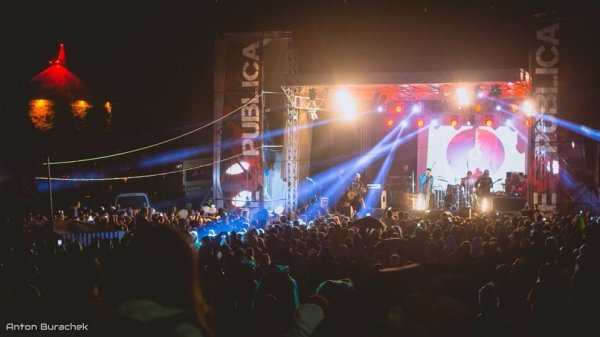 Справжній український рок, емоції та дощ: ювілейна «Реcпубліка» зібрала аншлаг. ФОТО
