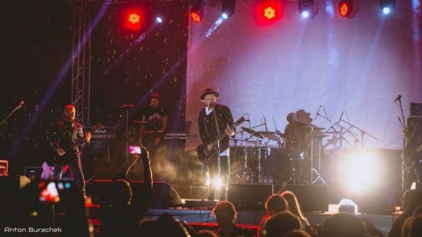 Справжній український рок, емоції та дощ: ювілейна «Реcпубліка» зібрала аншлаг. ФОТО