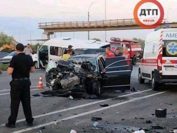 Легковик зіткнувся з маршруткою, двоє загиблих, 13 постраждалих. ФОТО