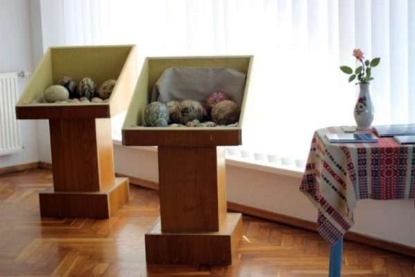 У музеї  Лесі Українки відкрито виставку витинанок та писанок. ФОТО