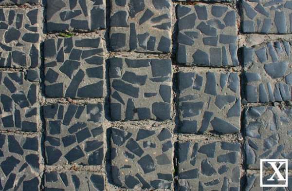   Квадратна трилінка напроти будівлі міськради