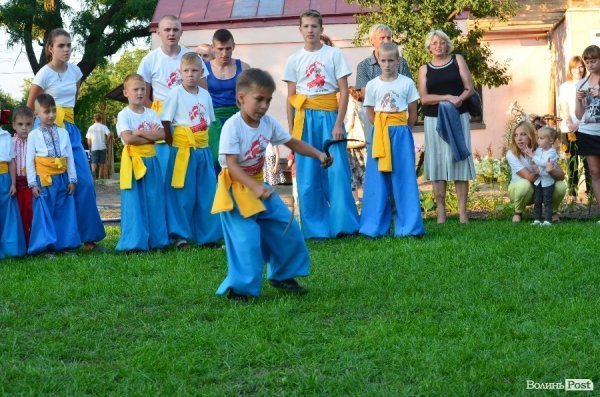 Гопак на битому склі: у Луцьку козачата показали елементи козацького характерництва. ФОТО. ВІДЕО