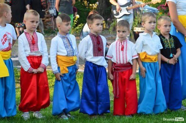 Гопак на битому склі: у Луцьку козачата показали елементи козацького характерництва. ФОТО. ВІДЕО