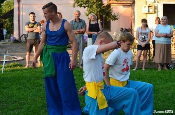 Гопак на битому склі: у Луцьку козачата показали елементи козацького характерництва. ФОТО. ВІДЕО