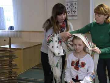 Вчили зав'язувати хустки та співали щедрівки: вечір української обрядовості у Луцьку