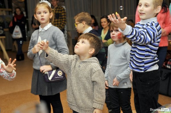 Майстерки, фотозони, аукціон: у Луцьку влаштували свято для особливих дітей