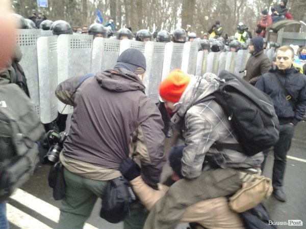 «Беркут», «вольєр» регіоналів і загони самооборони. НОТАТКИ ОЧЕВИДЦЯ.  ФОТО. ВІДЕО