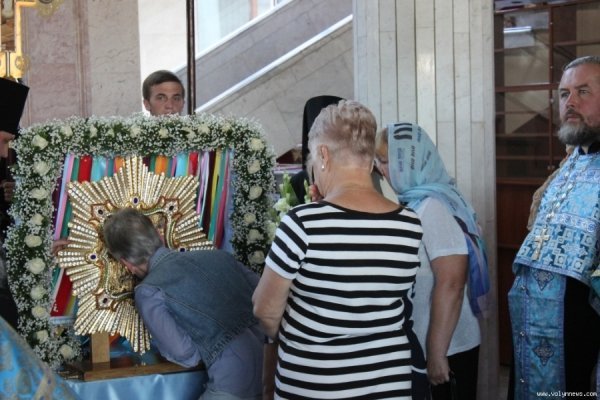 У Волинську ОДА принесли чудотворну ікону. ФОТО