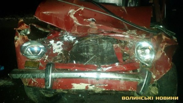 «Жигулі» врізалися у сміттєвоза: водія ледь дістали з розтрощеної кабіни