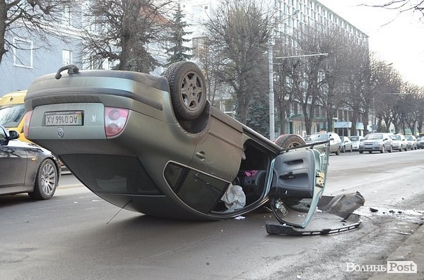26 грудня: аварія у Луцьку на проспекті Перемоги - автомобіль перевернувся дороги дригом