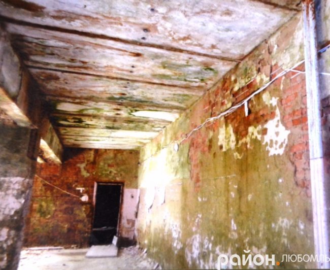 Стеля і стіни у кабінеті директора будинку культури.