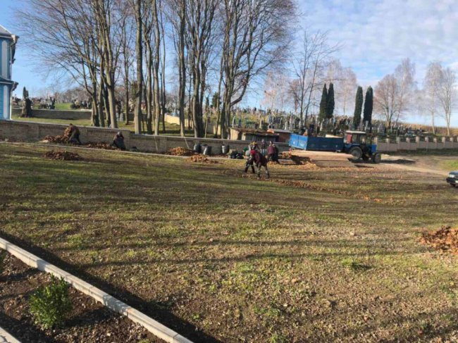 Небайдужі волиняни організували толоку, аби навести лад на території села. ФОТО