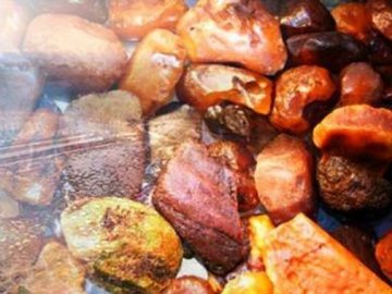 На Волині чоловіка судили за 100 грам знайденого у лісі бурштину: яке покарання він отримав