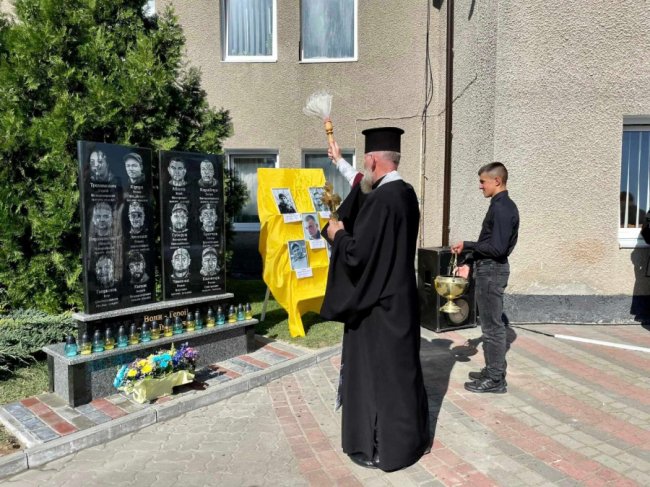 У волинському коледжі встановили пам’ятну стелу полеглим Героям