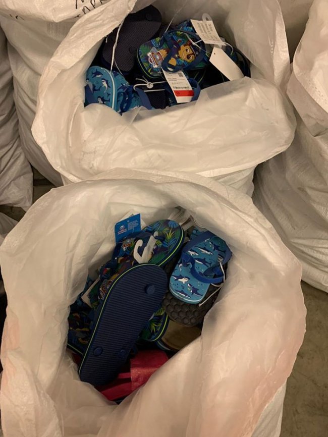 На «Ягодині» у фурі знайшли декілька мішків незадекларованого одягу та взуття