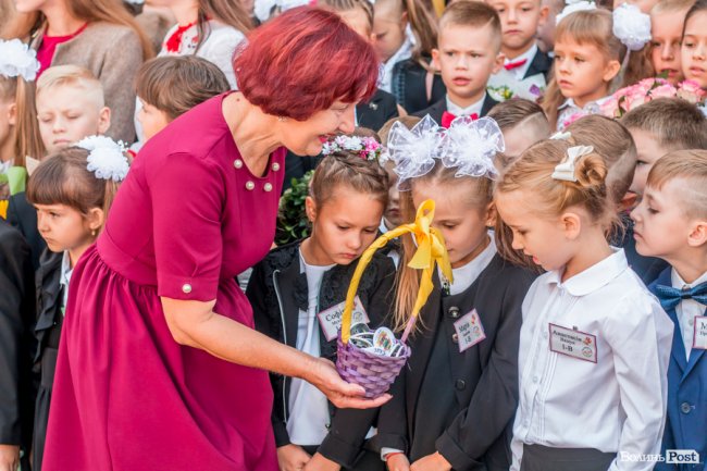 Квіти, вітання та усміхнені першачки: у луцькій школі №9 пролунав перший дзвоник. ФОТО