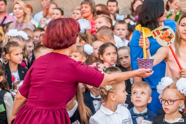 Квіти, вітання та усміхнені першачки: у луцькій школі №9 пролунав перший дзвоник. ФОТО