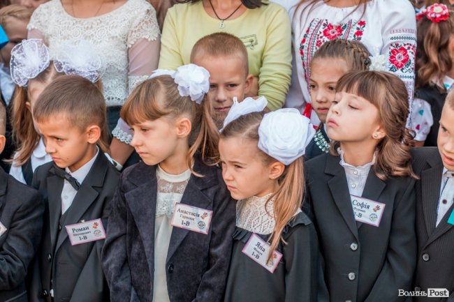 Квіти, вітання та усміхнені першачки: у луцькій школі №9 пролунав перший дзвоник. ФОТО