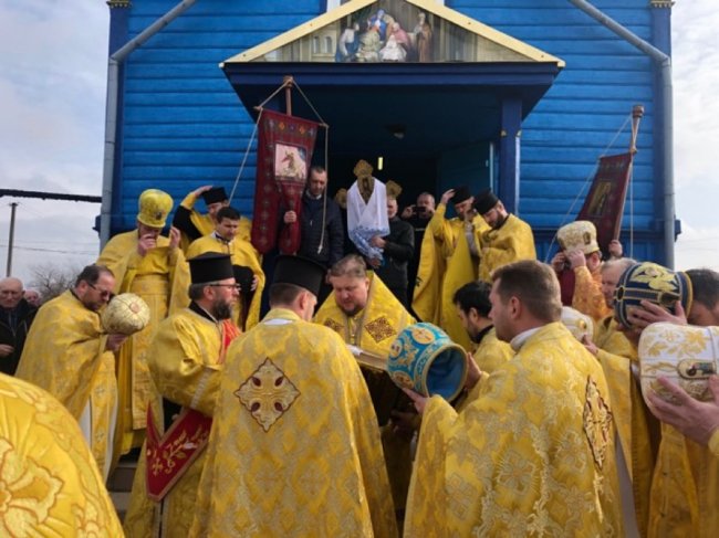 У Сусвалі, де понад рік не вщухали церковні баталії між УПЦ (МП) та ПЦУ, відбулася перша служба. ФОТО