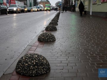 У Володимирі на тротуарі встановили обмежувачі руху, аби там не паркувались автівки